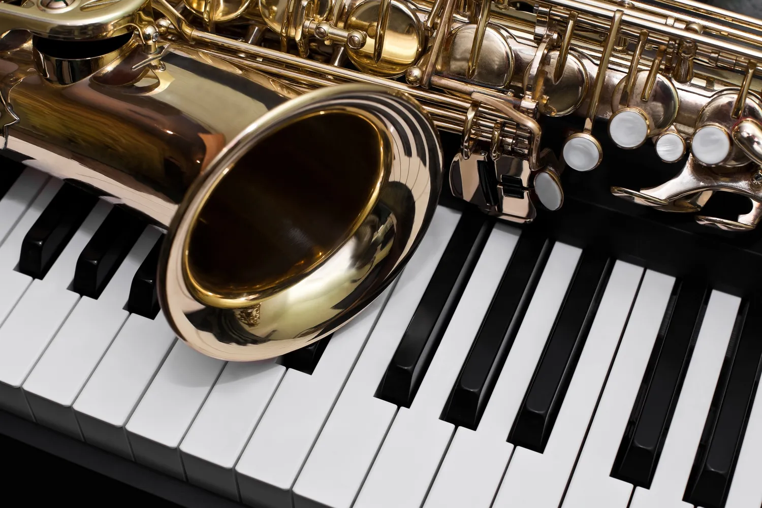 Jak się bawią ludzie saksofon?